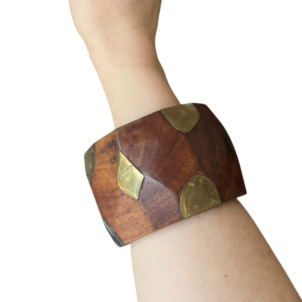 Vintage faceted chunky wood bangle bracelet with abstract brass inlay design - Picture 7 of 7